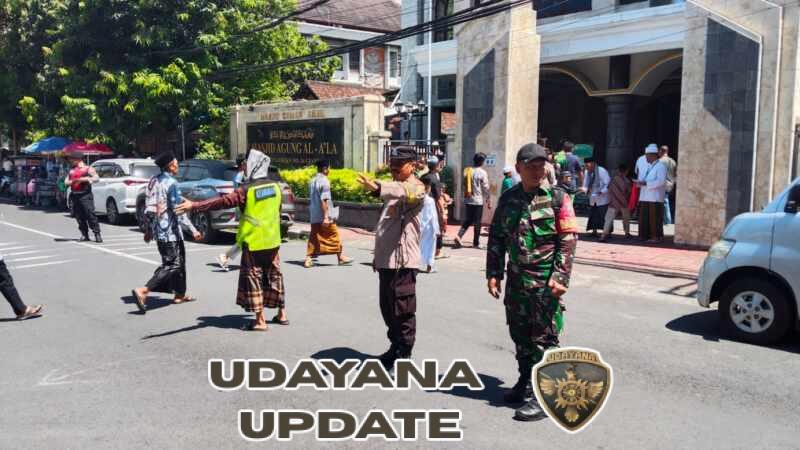 Babinsa Gianyar Amankan Sholat Jumat, Ratusan Jamaah Beribadah dengan Khusyuk