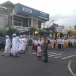 Kawal Tradisi Sakral, Babinsa Blahbatuh Bersinergi Amankan Mendak Sesuunan