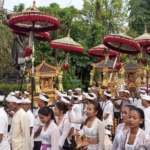 Ratusan Krama Padati Jalan, Babinsa Kemenuh Sigap Amankan Ngiring Ida Sesuunan