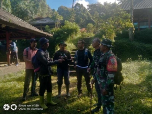 Pendaki Hilang di Gunung Batukaru, Babinsa Jegu Turun Langsung Perkuat Operasi SAR Gabungan
