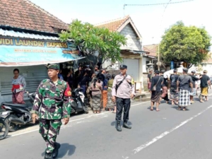 Berperan Aktif, Babinsa Tojan Hadiri Pemakaman Warga Binaan