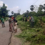 Babinsa Tana Duen Bersama Warga Gelar Karya Bhakti di Dusun Bolawolon
