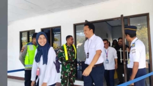 Babinsa Koramil Lewoleba Laksanakan Pengamanan Penerbangan di Bandara Wunopito