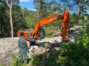 Alat Berat TMMD Ke-128 Kodim 1602/Ende Kebutan Buka Jalan Antar Desa