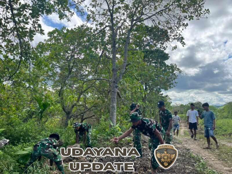 Satgas TMMD ke-128 Bersama Warga Lanjutkan Pembersihan Jalan di Umbu Wangu