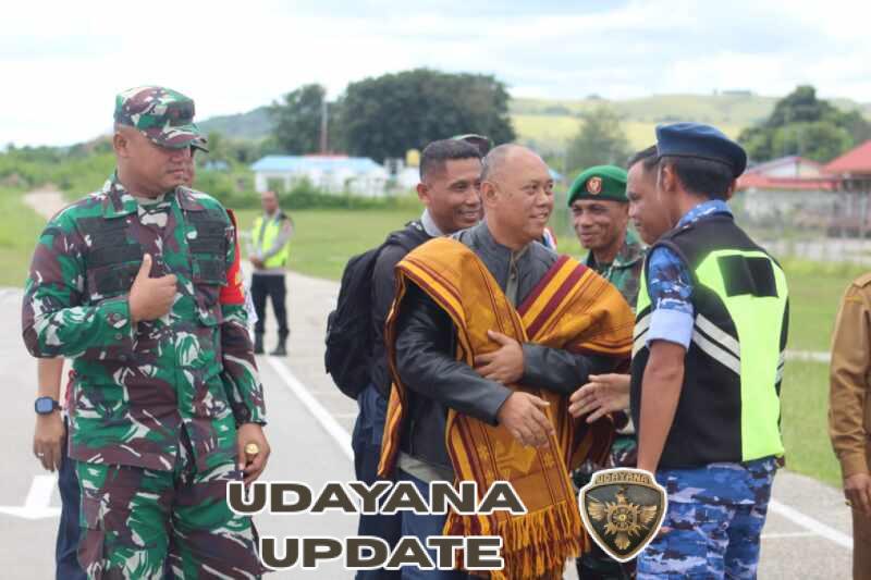 Dandim 1629/SBD dan Forkopimda Sambut Kunjungan Wasev TMMD ke-128 di Bandara Lende Kalumbang