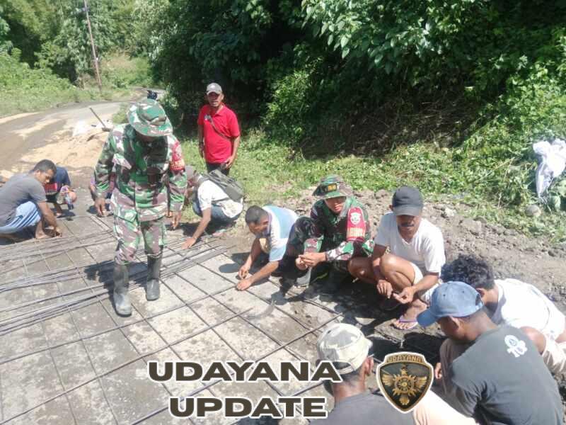 Karya Bakti Koramil 1630-01/Komodo Bersama Warga, Perbaiki Jalan Provinsi Labuan Bajo–Terang di Tanjakan Wate