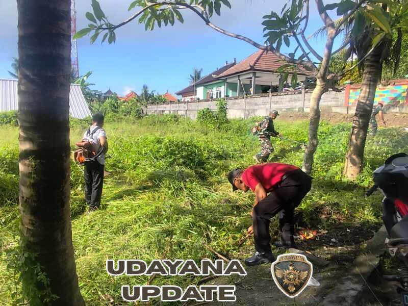 Babinsa Abianbase Bersama Warga Gotong Royong Siapkan Lahan Parkir untuk Kegiatan Adat
