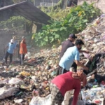 Sinergi TNI dan Warga, TPS Desa Munduk Dibersihkan Lewat Aksi Gotong Royong