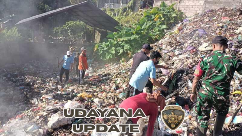 Sinergi TNI dan Warga, TPS Desa Munduk Dibersihkan Lewat Aksi Gotong Royong