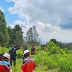 Babinsa Pegayaman Kawal Pengukuran Lahan Proyek Shortcut Titik 9-10 di Dusun Kubu