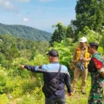Babinsa Pegayaman Kawal Pengukuran Lahan Proyek Shortcut Titik 9-10 di Dusun Kubu