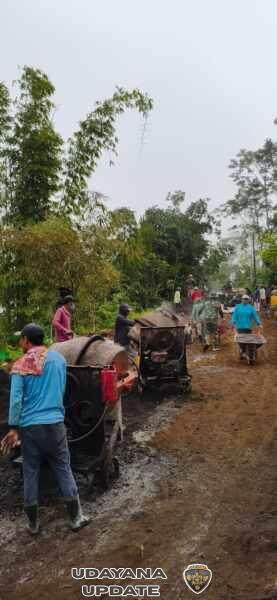 Satgas TMMD ke 128 Kodim 1623/Karangasem bersama masyarakat gotong royong pembuatan rabat beton sepanjang 1.450 M sudah mencapai 83,72 %