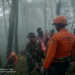 Babinsa Jegu Bersama Tim Gabungan Evakuasi Pendaki Gunung yang Ditemukan Meninggal Dunia