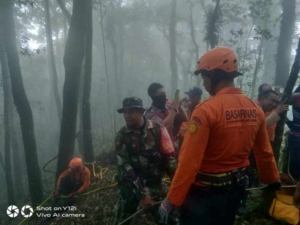 Babinsa Jegu Bersama Tim Gabungan Evakuasi Pendaki Gunung yang Ditemukan Meninggal Dunia