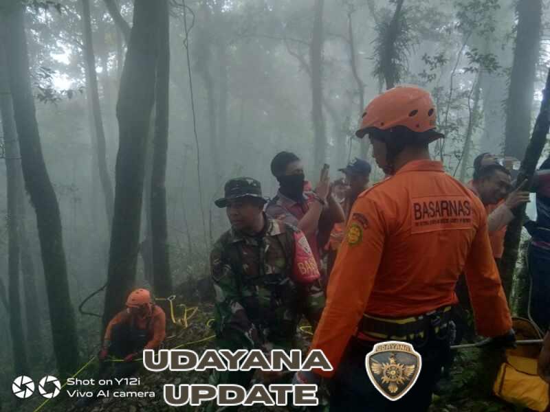 Babinsa Jegu Bersama Tim Gabungan Evakuasi Pendaki Gunung yang Ditemukan Meninggal Dunia