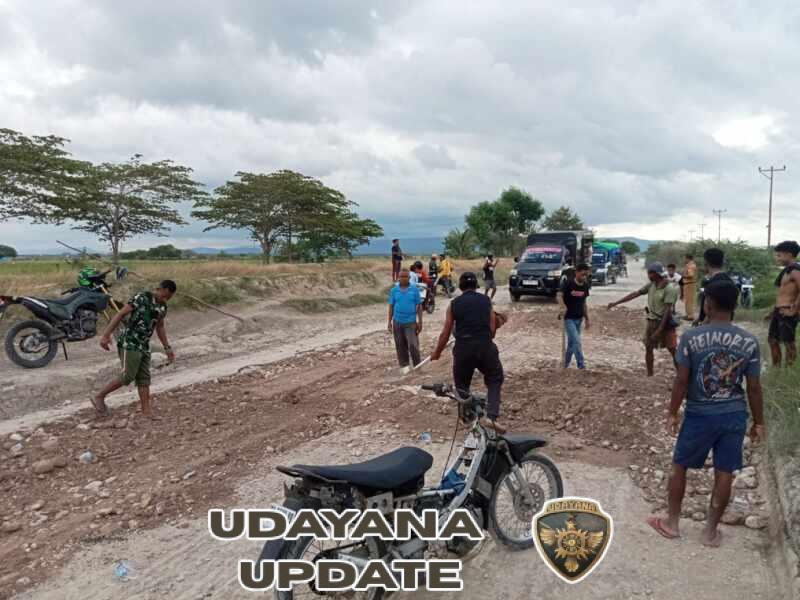 Babinsa Koramil Panite Bersama Pelajar SMA Gotong Royong Tambal Jalan Rusak di Rata Bena