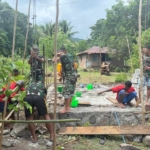 TNI Bersama Warga Lanjutkan Karya Bhakti Pembangunan Rumah di Alor