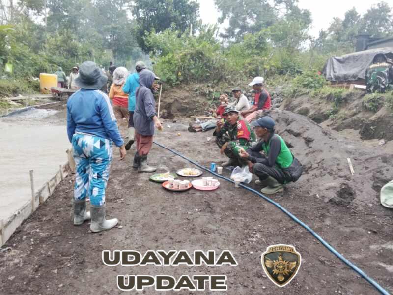 Satgas TMMD ke 128 Kodim 1623/Karangasem bersama masyarakat gotong royong pembuatan rabat beton sepanjang 1.450 M sudah mencapai 96 %