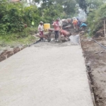 Satgas TMMD ke- 128 Kodim 1623/Karangasem sulap jalan berbatu menjadi jalan mulus.