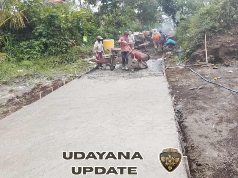 Satgas TMMD ke- 128 Kodim 1623/Karangasem sulap jalan berbatu menjadi jalan mulus.