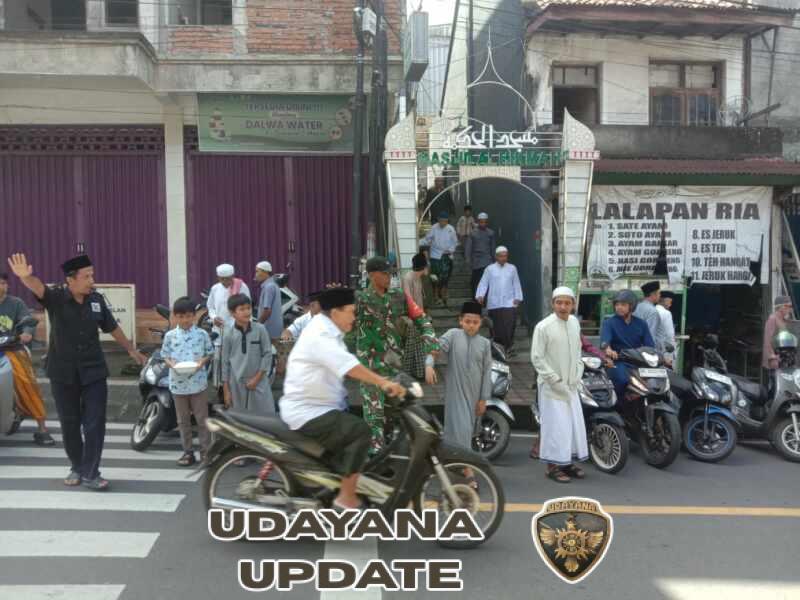 Babinsa Koramil Klungkung Amankan Sholat Jumat di Masjid Alhikmah Kampung Lebah