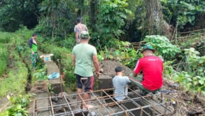 Semangat Diakhir Pekan, Kodim Klungkung Gempur Pembangunan Jembatan Perintis Di Desa Manduang