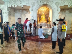Aparat TNI Polri Di Semarapura Kauh Monitoring Pembersihan Buddha Rupam