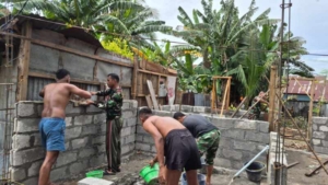 Semangat Gotong Royong, Personel TNI AD Bantu Renovasi Rumah Warga di Teluk Mutiara