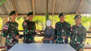 Yonarmed 12 Kostrad Bangun Kepercayaan Warga, Senjata Api Springfield Diserahkan Sukarela di Perbatasan