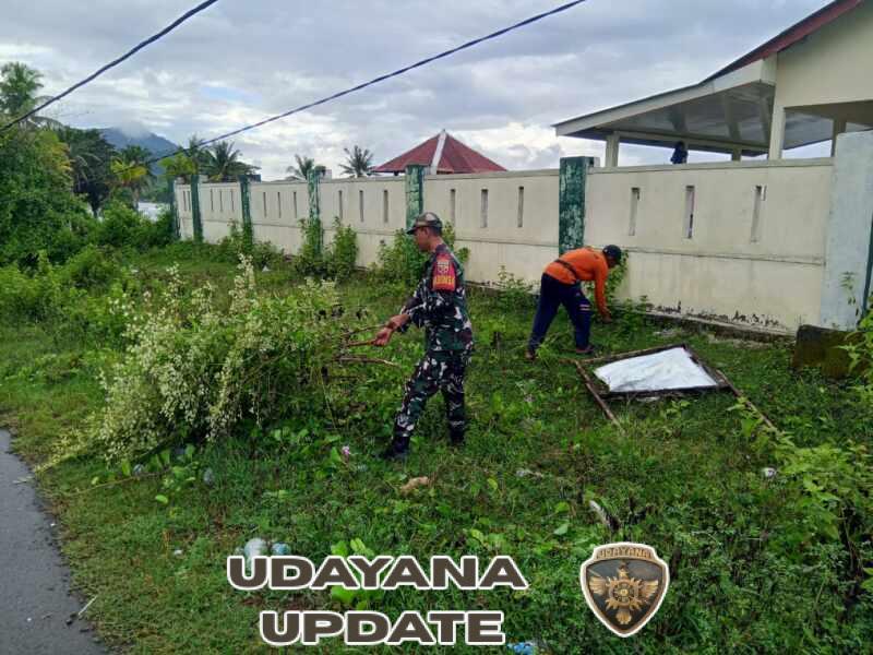 Babinsa Serda Afriadin Pimpin Gotong Royong Bersama Warga di Posyandu Senutuk