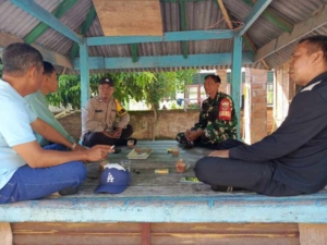 Sinergi TNI-Polri dalam Kegiatan Komsos di Desa Kelanir Kecamatan Jereweh