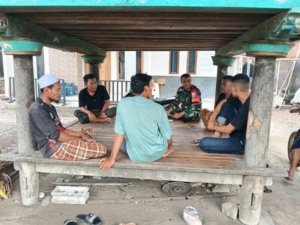 Bangun Komunikasi Harmonis, Babinsa Ajak Masyarakat Tundak Lauk Jaga Ketertiban
