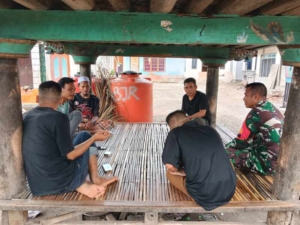Babinsa Batu Putik Perkuat Komsos, Ajak Warga Jaga Kamtibmas Lingkungan