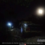Babinsa Pantau Penurunan Batako di Desa Tualima