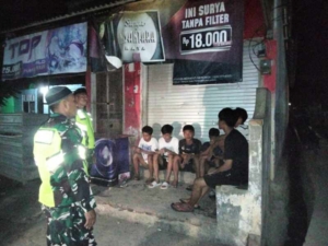Patroli Sabtu Malam, Babinsa Ajak Warga Waspada dan Jaga Toleransi