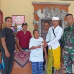 Babinsa Koramil Dawan Mendampingi Penyaluran BLT-DD Di Desa Dawan Kaler