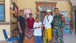 Babinsa Koramil Dawan Mendampingi Penyaluran BLT-DD Di Desa Dawan Kaler