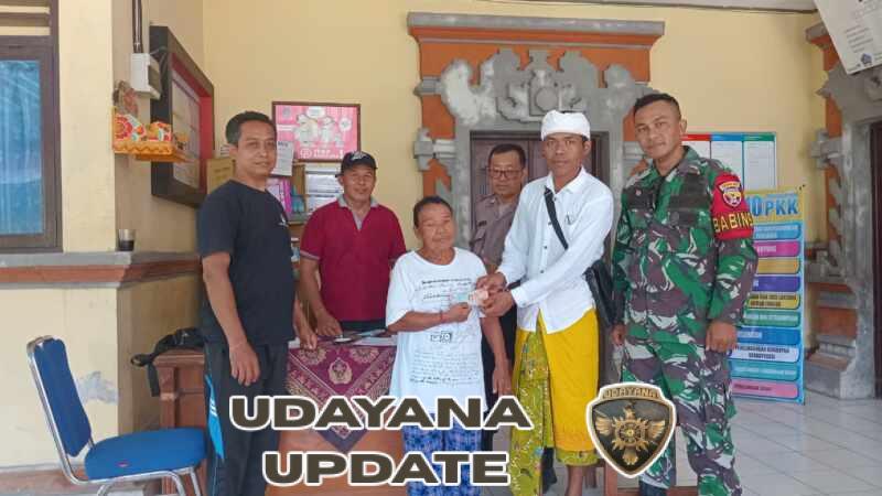 Babinsa Koramil Dawan Mendampingi Penyaluran BLT-DD Di Desa Dawan Kaler