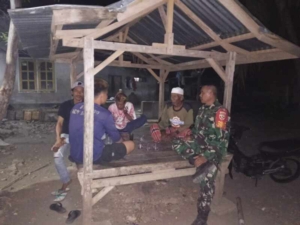 Kongkow Bersama Warga, Babinsa Lanjutkan dengan Patroli Malam