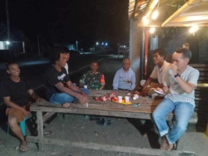 Babinsa Nanga Tumpu Hadir di Tengah Warga, Bangun Rasa Aman Lewat Kongkow dan Ronda Malam