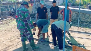 Kolaborasi Personil TNI dan Masyarakat Kerjakan Jembatan Program Presiden