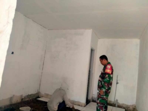 Babinsa Dasan Anyar Awasi Progres Pemasangan Keramik KDKMP