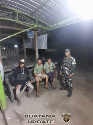 Babinsa Koramil Poto Tano Gelar Patroli Malam, Imbau Warga Jaga Kamtibmas