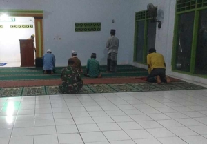 Babinsa Koramil 1608-02/Bolo Laksanakan Sholat Subuh Berjamaah di Desa Binaan