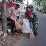 “Babinsa Kampung Anyar Pimpin Aksi Gotong Royong, Warga Bersatu Bersihkan Lingkungan”