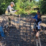 Babinsa Pimpin Gotong Royong, Pengikatan Kawat dan Pemotongan Besi Jembatan Perintis Garuda Dikebut