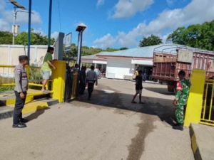 Babinsa Amankan Kedatangan KMP Kalibodri di Pantai Baru