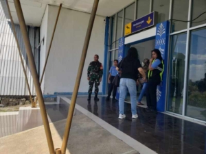 Babinsa dan KP3 Amankan Proses Check-In Penumpang di Bandara Gewayantana
