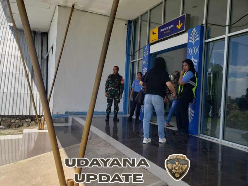 Babinsa dan KP3 Amankan Proses Check-In Penumpang di Bandara Gewayantana